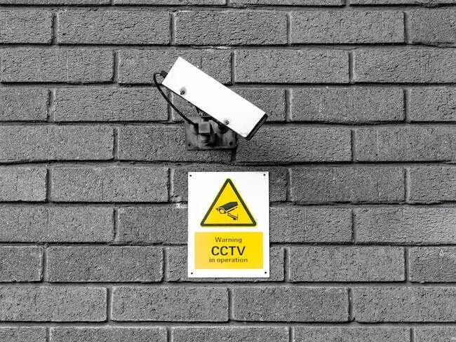 perbedaan cctv indoor outdoor gedung perkantoran